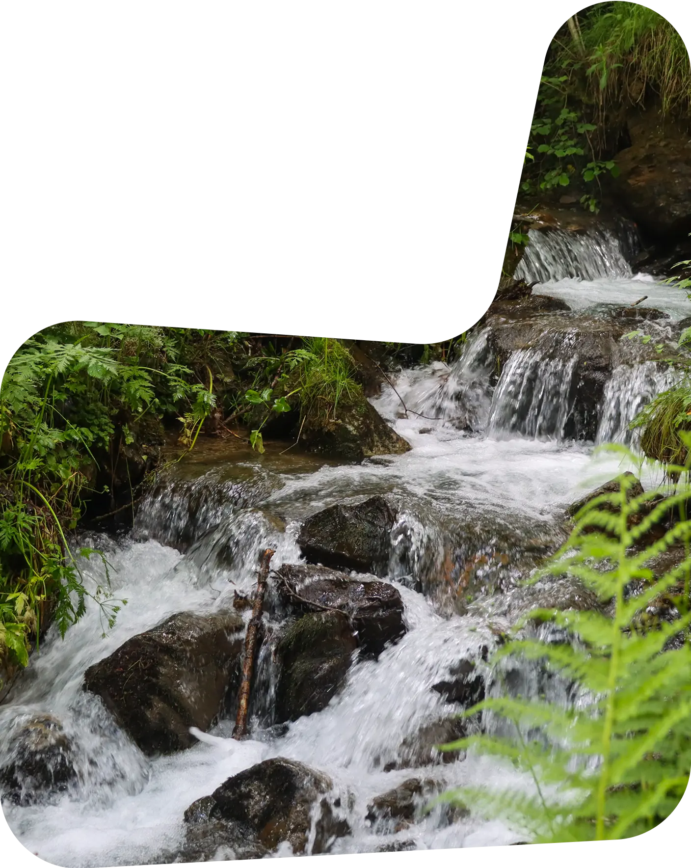 Vue panoramique de la cascade naturelle au Jardin de Marie, Pyrénées