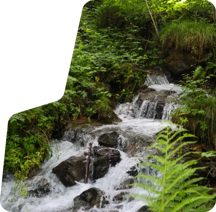 Vue panoramique de la cascade naturelle au Jardin de Marie, Pyrénées
