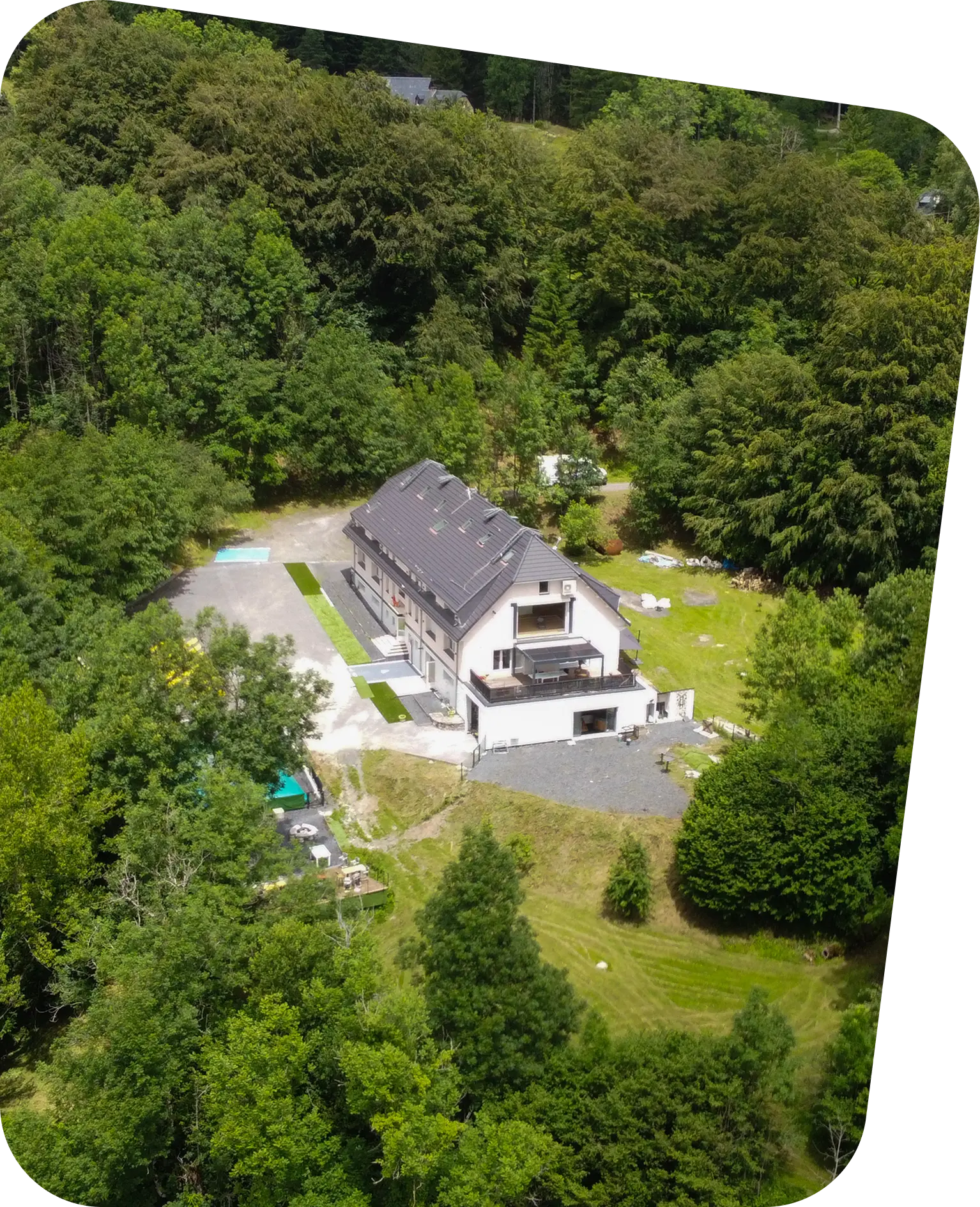 Vue extérieure du chalet traditionnel du Jardin de Marie au Col du Soulor